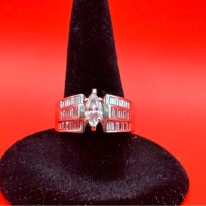 Dazzling 14K, 0.93 Carat engagement ring. Size 6
